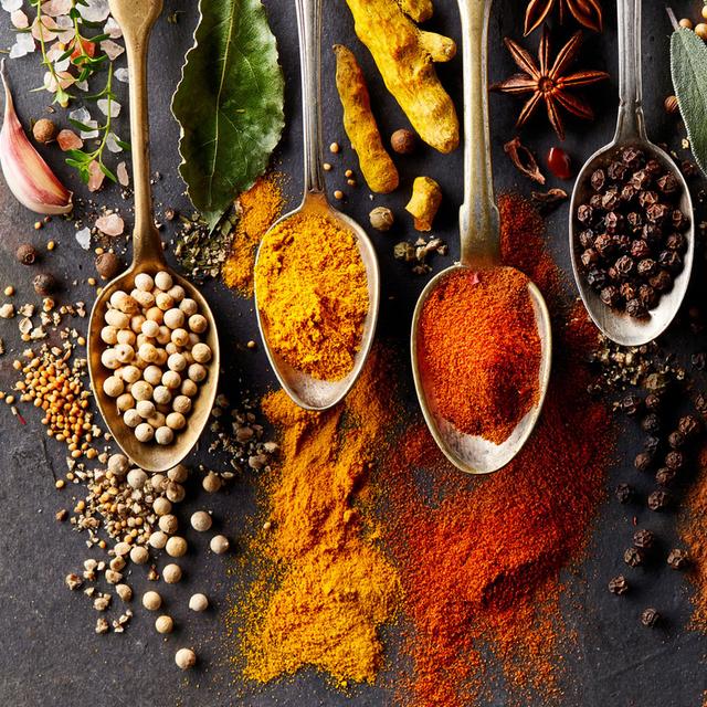 Contrairement aux aromates, les épices, si elles ont souvent une origine végétale, ne correspondent pas aux feuilles ou aux branches d’une plante. La cannelle, par exemple, n’est autre l’écorce d’un arbre. Le poivre, quant à lui, est un fruit et le gingembre, un bulbe. La coriandre est une graine. Et le safran nous vient de fleurs.Une diversité d’origine qui offre aussi une diversité d’odeurs, de saveurs et de couleurs. De quoi parfumer notre cuisine tout en faisant du bien à notre santé. La plupart du temps. Car attention, certaines épices consommées en quantité, peuvent se révéler toxiques. © Dionisvera, Fotolia