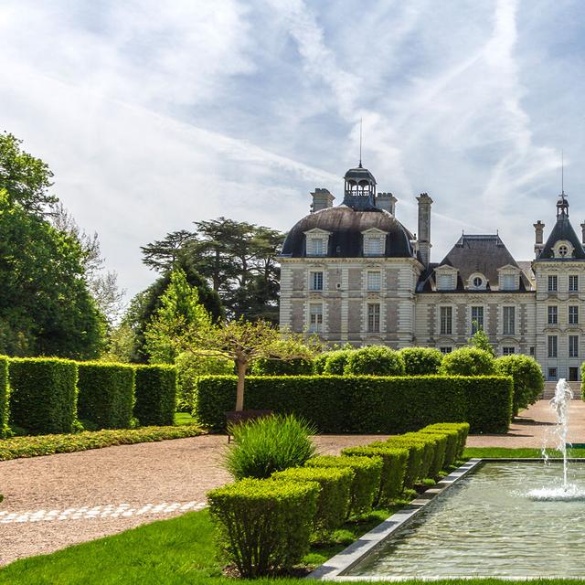 Classé aux monuments historiques, ce château, sis sur la commune de Cheverny, en Sologne (Loir-et-Cher), est un modèle d’architecture classique que l’on doit à Jacques Bougier, très inspiré par le précurseur François Mansart qui a renouvelé le style des demeures aristocratiques. La construction a débuté en 1624, sous le règne de Louis XIII, pour la famille Hurault qui en est toujours propriétaire depuis six siècles. Son style frappe par son homogénéité et sa blancheur, en raison de l’utilisation de la « pierre de Bourré » pour sa construction. Le corps principal est encadré par deux pavillons, l’ensemble étant surmonté de hauts toits. L’état de conservation du château extérieur et intérieur — avec ses nombreuses pièces richement meublées de mobilier d’époque de tapisseries murales, de peintures — en fait l’un des châteaux les plus fréquentés.Outre son style Grand siècle, la silhouette de ce château est familière à plus d’un titre car ce bâtiment a inspiré le dessinateur belge, Hergé, pour planter le décor des aventures de Tintin et son célèbre château de Moulinsart apparu pour la 1re fois dans Le secret de la licorne. Le parc de 100 hectares, avec son allée principale longue de 6 km et ses pièces d’eau, est un modèle de jardin à la française. Il abrite une orangerie et un chenil car, dans son enceinte, sont encore organisées des chasses à courre. Le baptême des chiots de la meute a lieu une fois par an au mois de mai et les visiteurs sont invités à leur donner un nom ; en 2020, la lettre à l’honneur était le « P » !Château de Cheverny. © Benh Lieu Song, Wikimedia Commons, CC by-sa 4.0