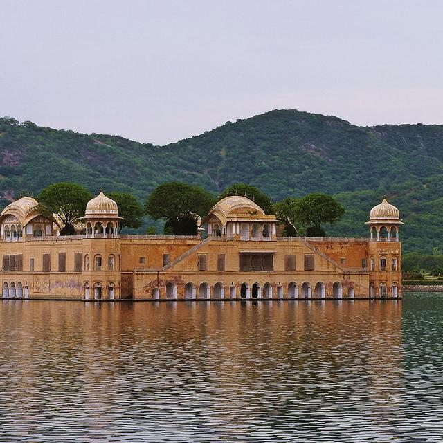 Contrairement au Taj Mahal, dit le palais de la couronne, le Jal Mahal est peu connu. Littéralement « palais sur l'eau », il est situé dans le nord de l'Inde, et plus précisément à Jaipur, une ville du Rajasthan. Ce palais a été construit au XVIIIe siècle pour le Maharaja, le roi de l'Inde, afin d'être son palais d'été. Or, dans ce pays où les températures peuvent monter jusqu'à 40 °C en saison pré-mousson, il convient de pouvoir vivre dans un endroit frais. Ainsi, un barrage a été érigé dans le seul but de créer un lac autour du palais. Quel meilleur moyen d'être rafraîchi ?Jal Mahal, à Jaipur, en Inde. © Ajit Kumar Majhi, Wikimedia commons, CC by-sa 4.0