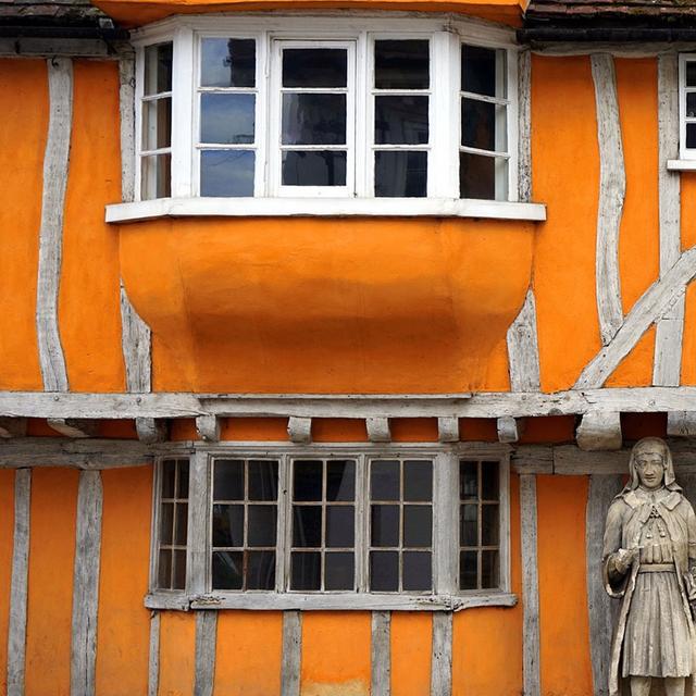 Les maisons à colombages, aussi appelées maisons à pans de bois ou maisons à corondages, se reconnaissent grâce à deux éléments. Le premier est, évidemment, le colombage, c&#39;est-à-dire un ensemble de poutres apparentes qui délimitent des compartiments au sein du mur. Le second est le hourdage, soit la maçonnerie remplissant les compartiments du mur. Elle est souvent réalisée à partir de plâtre ou de bauge.&amp;nbsp;© Creative Commons, CC0