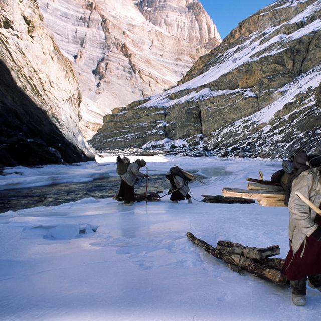 Le « Tchadar » est le nom que l’on donne au fleuve, gelé quelques semaines par an, unique lien en hiver entre la vallée du Zanskar et le reste du monde. Suivant l’état de la glace, une semaine de marche est nécessaire pour relier le Zanskar au Ladakh.Chaque hiver, des hommes le parcourent, portant du bois vers leurs villages respectifs. © Erik Lapied, tous droits réservés&amp;nbsp;