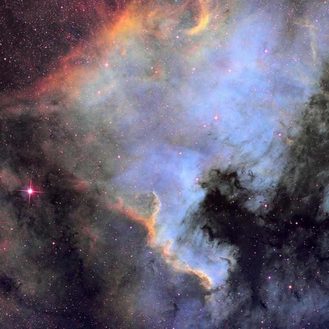 Nébuleuse de l&#39;Amérique du Nord&amp;nbsp;et du Pelican. Voici une région de la constellation du Cygne, avec la nébuleuse de l&#39;Amérique et la nébuleuse du Pelican , réalisée avec une lunette astronomique Takahashi Fsq106, une camera astro SBIG STL11K, des filtres spéciaux Ha, OIII et SII et avec plus de 19 h de temps de pose.