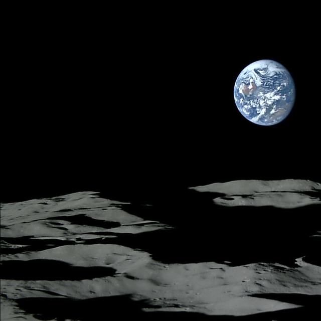 Coucher de Terre au Pôle Sud. Coucher de Terre au Pôle Sud, le cratère au dessus du copyright est Shackleton, diamètre : 19 km. La sonde Kaguya-Selene est à une altitude de 100 km environ. Crédit : JAXA - NHK