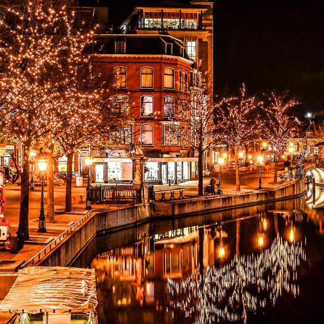 Les canaux illuminés pour Noël, en Hollande. En Hollande, les décorations de Noël sont flamboyantes. Ici le canal central à Leiden. © Meiry Peruch Mezari, CC by-nc 2.0