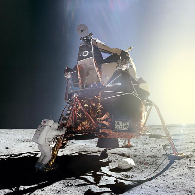 Moment de gloire... et d&#39;éternité.. Moment de gloire... et d&#39;éternité. Aldrin, ici photographié par Armstrong, reproduit les mêmes gestes qui viennent de faire l&#39;histoire. Le vieux rêve de l&#39;humanité s&#39;est enfin réalisé : on a marché sur la Lune ! (Apollo 11) &quot;Images NASA/JSC, Retraitements O. de Goursac, « LUNE », Tallandier, 2008&quot;