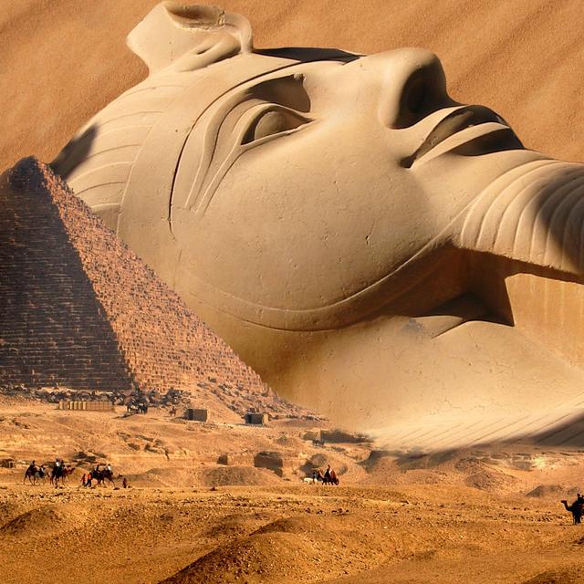 Ramsès II, un pharaon emblématique. D&#39;après les textes anciens, Ramsès II était un pharaon à la fois diplomate, colonisateur et législateur. Son œuvre architecturale est immense : il a fait bâtir des sculptures et des temples à travers tout le pays, dont les nombreux vestiges jalonnent encore la vallée du Nil. Les plus célèbres sont sans doute les temples d&#39;Abou Simbel. © tomamico, Flickr, CC&amp;nbsp;by-nc-sa 2.0 © Dominik Knippel, Wikimedia Commons, CCby-sa 3.0