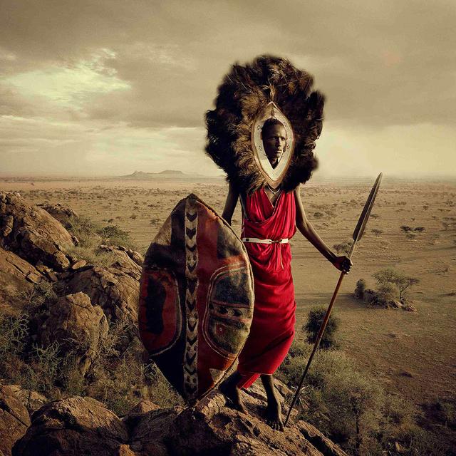 Les Massaïs - Tanzanie. Être né Massaï, c&#39;est appartenir à l&#39;une des dernières grandes cultures guerrières au monde. Tout petit, le jeune Massaï doit apprendre les pratiques culturelles, les lois coutumières et les responsabilités qu&#39;il devra assumer à l&#39;âge adulte. Ils sont célèbres pour l&#39;aduma, une danse durant laquelle les jeunes hommes exécutent les pieds joints de grands bonds pour démontrer leur force et vigueur en tant que guerriers. Nomades, ils suivent le régime des précipitations en quête de nourriture et d&#39;eau pour leurs troupeaux. La richesse, chez eux, se mesure à la taille du cheptel et au nombre d&#39;enfants. Ils vivent dans des huttes appelées kraal ou boma, construites en semi-dur à partir de boue, branches, herbes et bouse de vache. Ils portent de nombreux bijoux aux bras, pieds, cou et les femmes se rasent le crâne et se font arracher deux incisives sur la mâchoire inférieure. © Jimmy Nelson. Tous droits réservés