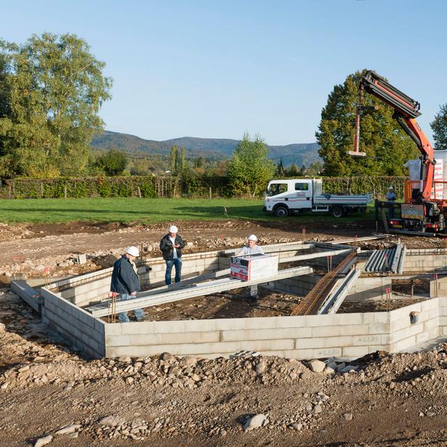 Les fondations sur semelles filantes représentent l’option la plus courante en maison individuelle. Fabriquées en béton armé dans des fouilles réalisées en continu, l’appellation est due aux armatures employées&amp;nbsp;: de type semelles plates ou renforcées, constituées selon le cas de quatre à huit filants. © Rector
