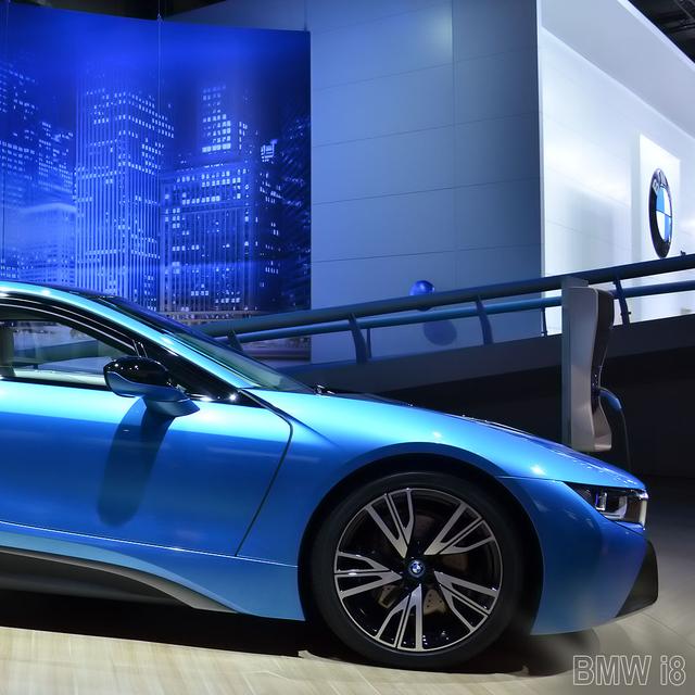 La BMW i8, une voiture de sport hybride rechargeable. La BMW i8 n’est pas en reste dans la course des voitures à faible consommation de carburant et d’émissions de particules. Sur cet aspect, la voiture de sport hybride rechargeable affiche sa volonté de concurrencer les citadines. Les roues arrière sont entraînées par un moteur TwinPower Turbo développant 231 CV, tandis que les roues avant sont mues par un moteur électrique de 131 CV. La BMW i8 affiche une accélération de 0 à 100 km/h en 4,4 s et une vitesse maximale de 250 km/h. La batterie lithium-ion permet une autonomie de 35 km en tout électrique. © Andy_BB, CC by-nc 2.0