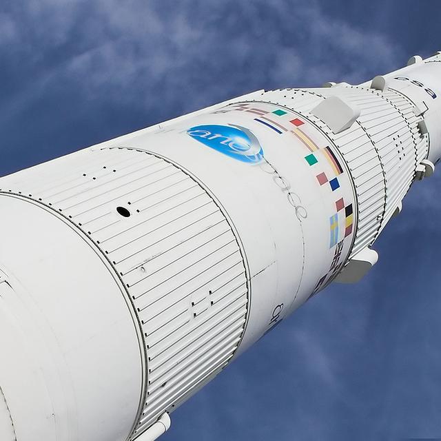 Le lanceur Ariane 1 sur son pas de tir. Le lanceur Ariane 1 est sur son pas de tir, prêt à être lancé. © ESA – CNES – ARIANESPACE / SERVICE OPTIQUE DU CSG