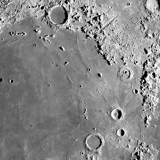 La Lune. Télescope 114/900, oculaire de 25mm barlow x2 (G=72) pose 2s sur Sensoria 200 avec un Pentax P30N - par occultation (aucune retouche).Photo prise en Septembre 2000 près de Lille (France) ©Copyright - Christian VEEGAERT. Tous droits réservés. http://astroamat.free.fr