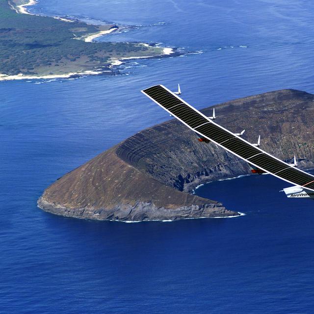 …toujours plus haut. Désormais, c’est l’aviation qui cherche à devenir plus verte, car si elles reste dépendante du pétrole, elle risque de se retrouver clouer au sol. Efficacité énergétique, agrocarburant, gaz naturel et même énergie solaire, elle tente tout, comme le montre ce vol du Centurion, l’avion solaire de la Nasa. Crédit: Nasa/Brent Wood