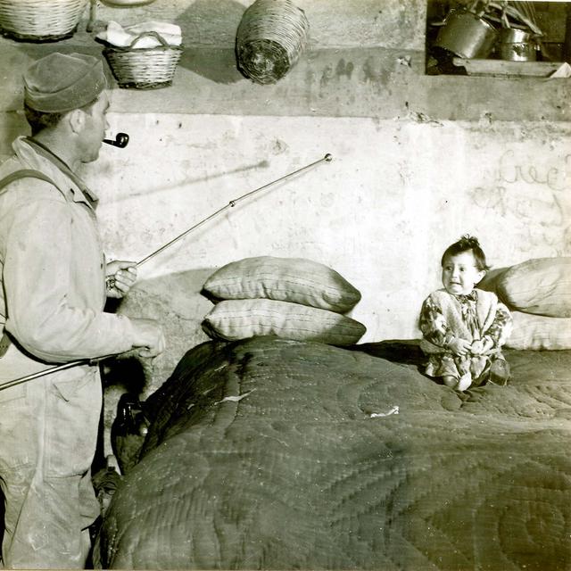 Sur cette image, on peut apercevoir un soldat américain pulvérisant du DDT dilué à 10 % dans du kérosène pour lutter contre le paludisme en Italie. Avec les années, les scientifiques se sont rendu compte de ses méfaits sur l’environnement et la santé. Pourrait-il être à l’origine de la maladie d’Alzheimer&amp;nbsp;?&amp;nbsp;© Lamiot, Wikimedia Commons, cc by 2.0