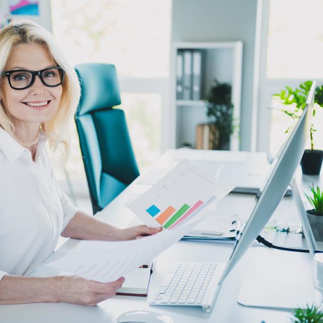 Le directeur technique, ou chief technical officer (CTO), agit en véritable chef d&#39;orchestre en matière de déploiement de technologies. Il choisit et adapte les technologies de son entreprise en fonction des objectifs fixés et veille à ce que tout fonctionne sans problème. Pour cela, il collabore avec des développeurs, des chefs de projet, les membres de la direction...&amp;nbsp;©&amp;nbsp;deagreez, Adobe Stock.