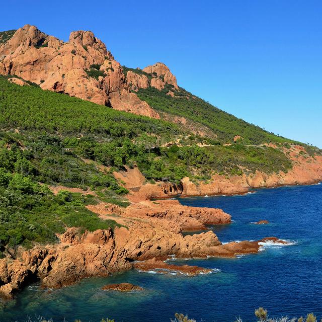 Le massif de l&#39;Estérel baignant dans la Méditerranée.&amp;nbsp;© Tobi 87 - Domaine public