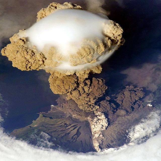 Panache volcanique du Sarytchev vu par satellite.&nbsp;© John - CC BY-SA 2.0