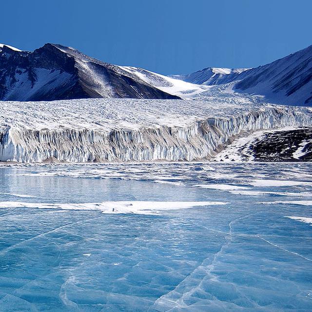 Les secrets du climat sont enfouis au cœur de la glace. Ici, de la&amp;nbsp;glace bleue couvrant le Lac Fryxell, dans la chaîne&amp;nbsp;Transantarctique, en&amp;nbsp;Antarctique.&amp;nbsp;© Joe Mastroianni,&amp;nbsp;National&amp;nbsp;Science Foundation, DP


