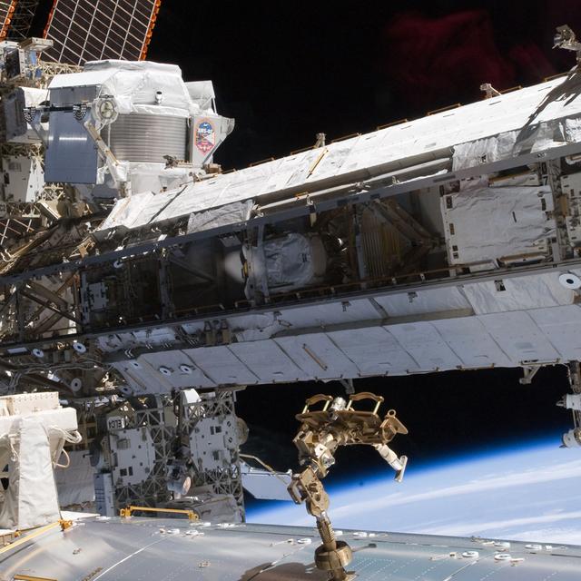 Vue de la Station Spatiale&amp;nbsp;Internationale,&amp;nbsp;équipée du spectromètre magnétique Alpha - AMS02 chargé d&#39;apporter des&amp;nbsp;éléments de réponse sur l&#39;abondance de l&#39;antimatière dans notre Univers. © NASA