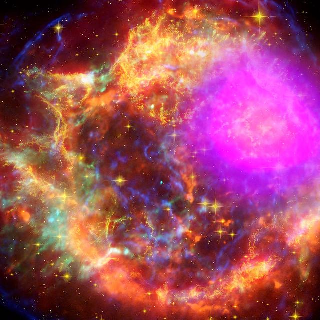 Cassiopée A est une source radio, située à une distance d&#39;environ 11 000 années-lumière.&amp;nbsp;©&amp;nbsp;NASA/DOE/Fermi LAT Collaboration, CXC/SAO/JPL-Caltech/Steward/O. Krause et al., and NRAO/AUI