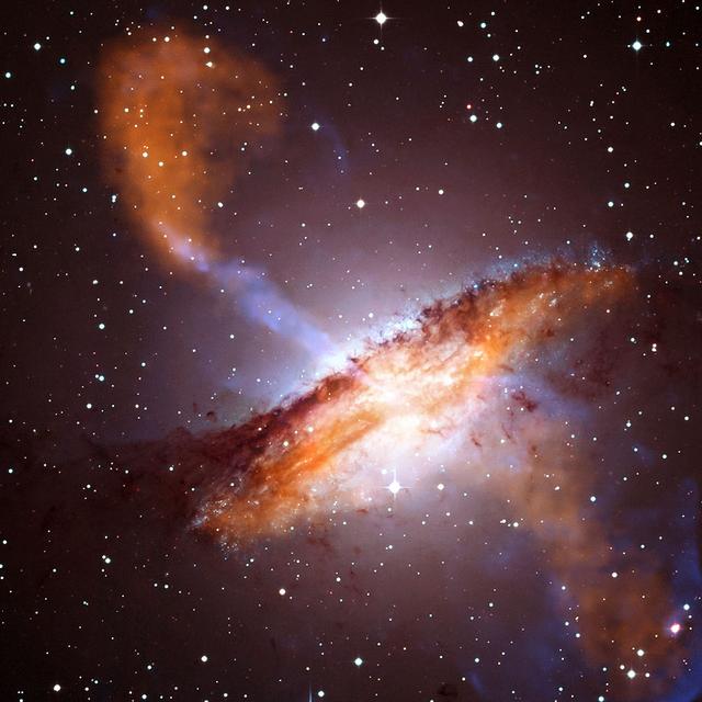 Centaurus A nous montre une vue spectaculaire d&#39;un trou noir.&amp;nbsp;©&amp;nbsp;ESO/WFI&amp;nbsp;-&amp;nbsp;MPIfR/ESO/APEX/A.Weiss -&amp;nbsp;NASA/CXC/CfA/R.Kraft et al. - CC BY 4.0