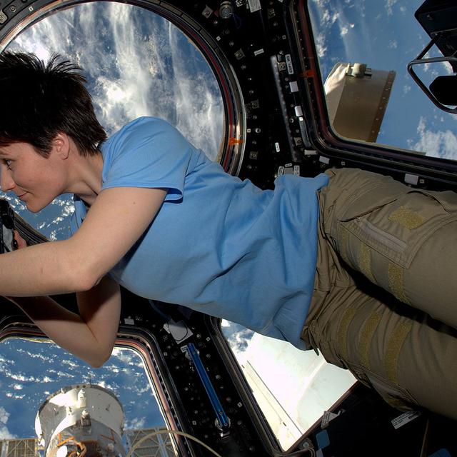 Samantha Cristoforetti prenant des images de la Terre depuis la station spatiale Cupola.&amp;nbsp;© ESA/NASA
