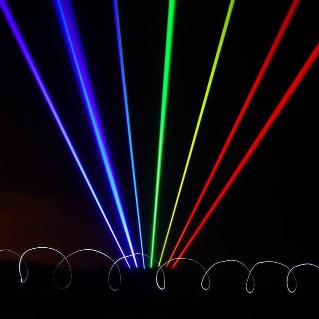 Un laser ultra-bref produit un faisceau lumineux associé à une onde électromagnétique déterminée dans le temps, contrairement à un&amp;nbsp;laser continu.&amp;nbsp;© Amii &amp;amp; David, Flickr, CC by-nc 2.0