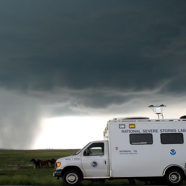 Quels appareils et instruments sont utilisés en météorologie ? © Dr. Mike Coniglio, NOAA NSSL.VORTEX II, CC by 2.0