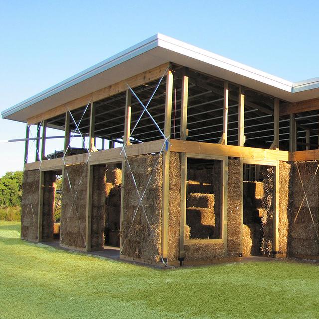 Construction d&#39;une maison en paille. © Brett and Sue Coulstock, CC by-nc 2.0