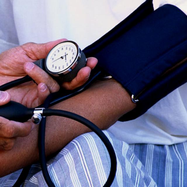 Prise de la tension artérielle. © Volganet, CC by-nc 3.0