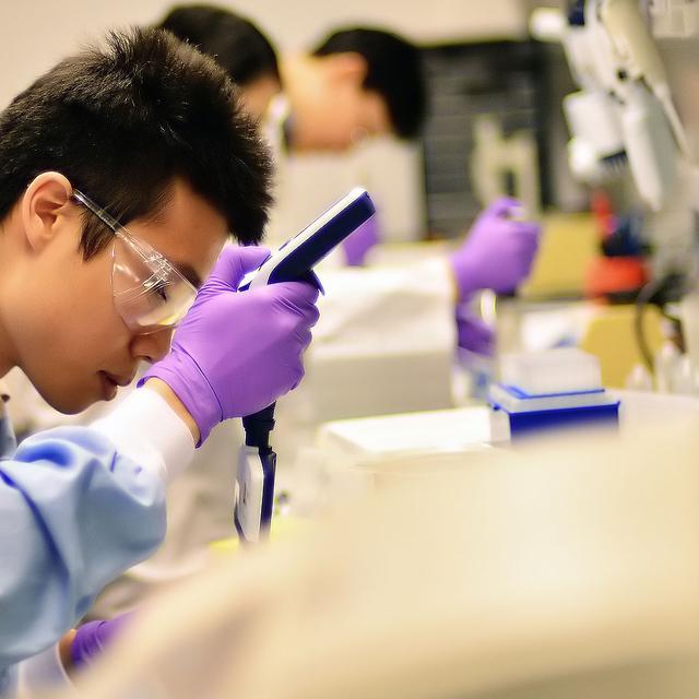 Clonage, recherche en laboratoire.&amp;nbsp;© Juliacdrd -&amp;nbsp;Domaine public