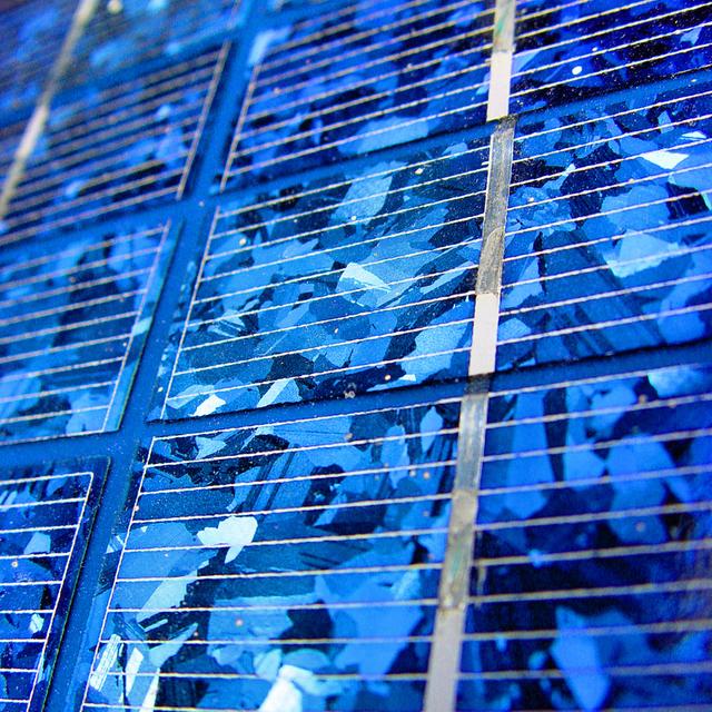 Les cellules photovoltaïques au silicium multicristallin sont aisément reconnaissables aux motifs qu’elles affichent. Le rendement des panneaux solaires commerciaux dotés de cette technologie est compris entre 11 et 18 %. © Cleary Ambiguous, Flickr, CC&amp;nbsp;by 2.0