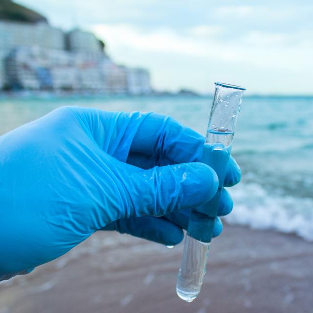 Par ses prélèvements et analyses, l’écotoxicologue peut décider de la mise sur le marché d’un produit ou non et prendre part à la rédaction de normes sanitaires. © adragan, Fotolia.