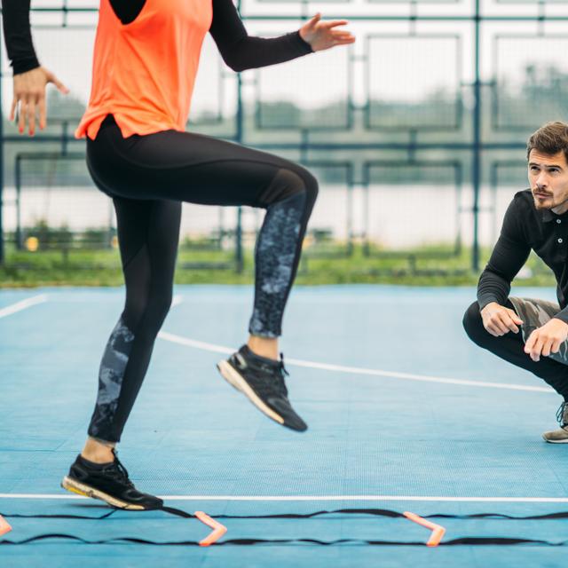 En fonction de son diplôme, l’éducateur sportif peut aussi bien être chargé de l’entraînement de sportifs de haut niveau que de l’initiation sportif auprès de débutants.&nbsp;©&nbsp;Microgen, Adobe Stock.