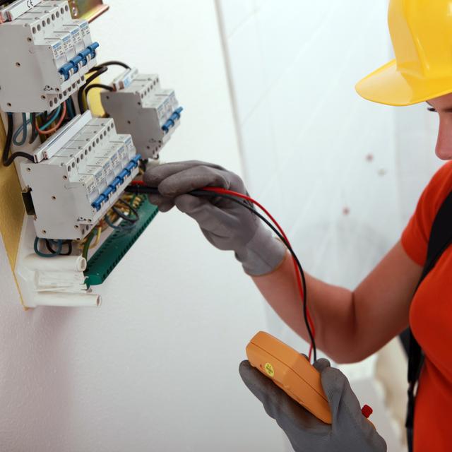 Dans son travail quotidien, l'électricien utilise de nombreux outils comme le multimètre, qui permet de mesurer la tension, le courant et résistance lors de travaux d'installation ou de maintenance électrique.&nbsp;©&nbsp;auremar, Adobe Stock.