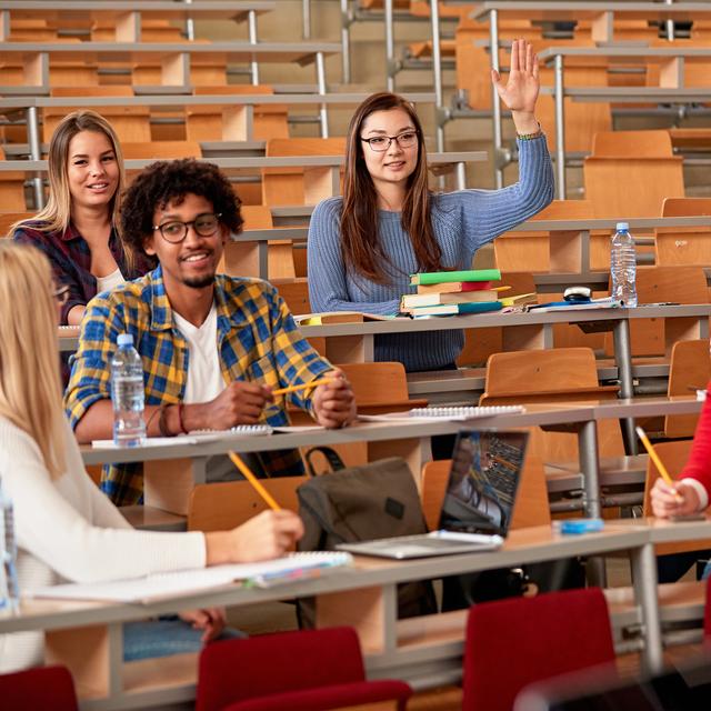 L’enseignant-chercheur intervient dans l’enseignement supérieur en assurant environ 128 heures de cours magistraux par an. © luckybusiness, Fotolia.