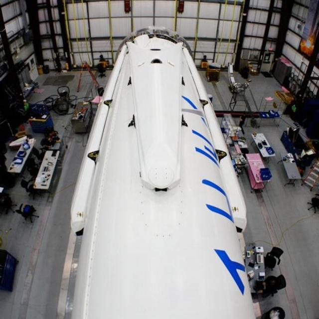 Sur les flancs du premier étage du Falcon 9, on distingue les jambes, repliées, nécessaires à son atterrissage sur la terre ferme. La réutilisabilité est l’une des stratégies étudiées par SpaceX dans un objectif plus vaste de rentabilité à terme. © SpaceX
