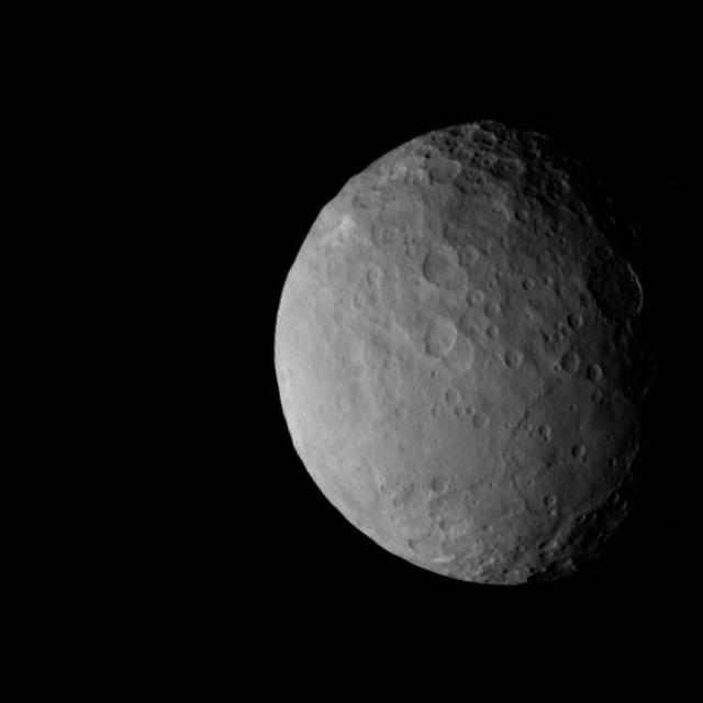 Les premiers clichés de Cérès sont prometteurs, montrant, semble-t-il, des cratères au relief atténué. Cela pourrait indiquer des fractures importantes et une possible activité interne et par déduction, voire donner des indices de la présence d’un océan souterrain. © Nasa/JPL-Caltech/UCLA/MPS/DLR/IDA