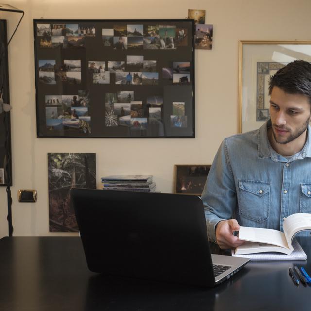 Pour réussir ses études durant le confinement, il est important de garder un rythme quotidien et d’établir un programme de révisions et de travail. © Nicola, Adobe Stock