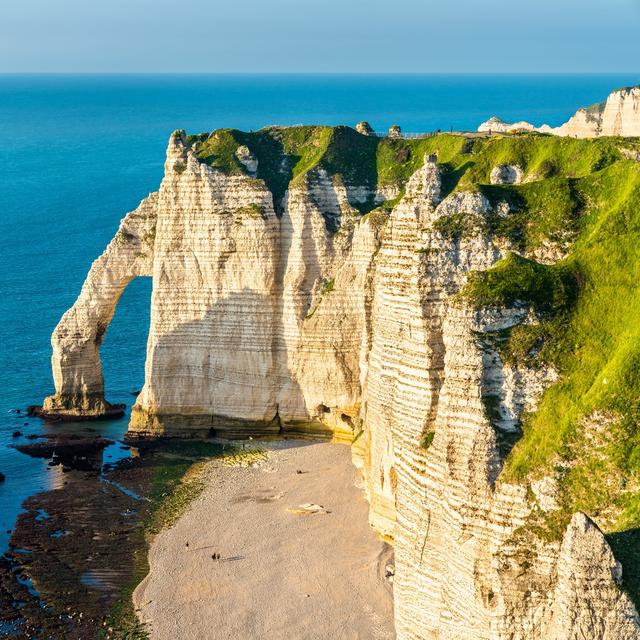 Les falaises d’Étretat sont un exemple de relief calcaire. © Leonid Andronov, Fotolia