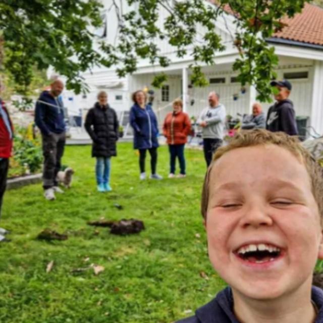 La famille norvégienne utilisait un détecteur de métaux pour tenter de retrouver une boucle d'oreille perdue. © Vibeke Lia/Kulturarv, Conseil du comté de Vestfold et Telemark