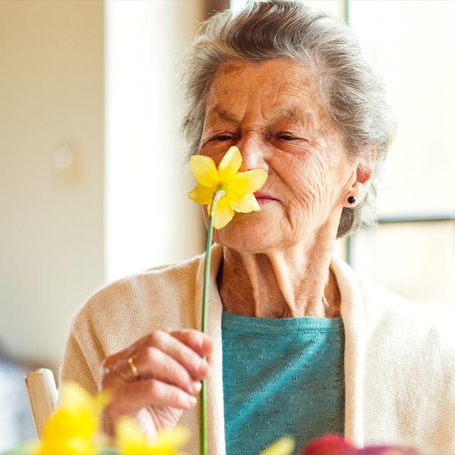  La perte d’odorat est un symptôme courant de la maladie d’Alzheimer. © Halfpoint, Shutterstock