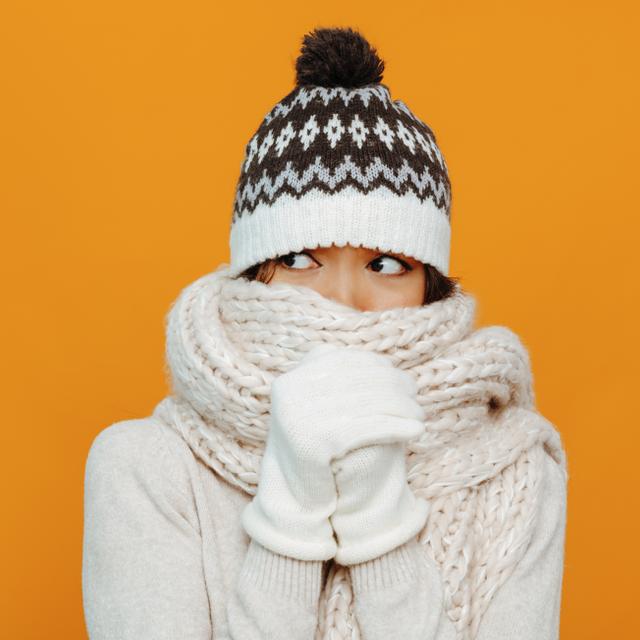 Couvrez vos mains et votre tête quand il fait très froid ! © PinkCoffee Studio, Adobe Stock