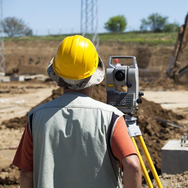 Le géomètre-topographe est présent sur le terrain dès qu’il y a un projet de chantier ou de construction. © wellphoto, Fotolia.