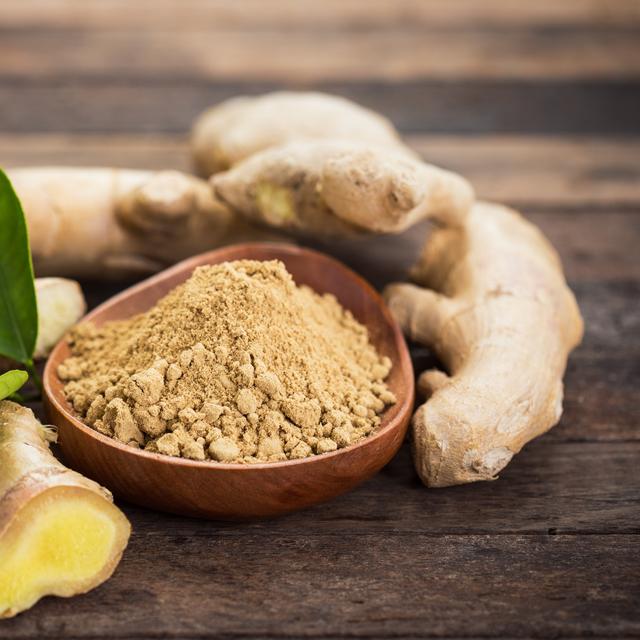 Le gingembre est une plante tropicale herbacée d'environ 90 cm de haut qui aurait des vertus aphrodisiaques. © pilipphoto, fotolia