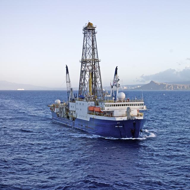 Le JOIDES Resolution est un bateau scientifique de forage. Ces dernières missions l'ont conduit aux Antilles, en Méditerranée, dans l'Atlantique et dans le Pacifique. Lors de l'expédition 345 de l'IODP, il a réalisé trois forages sur le point triple Hess Deep, au large du Costa Rica. © Jean-Luc Berenguer