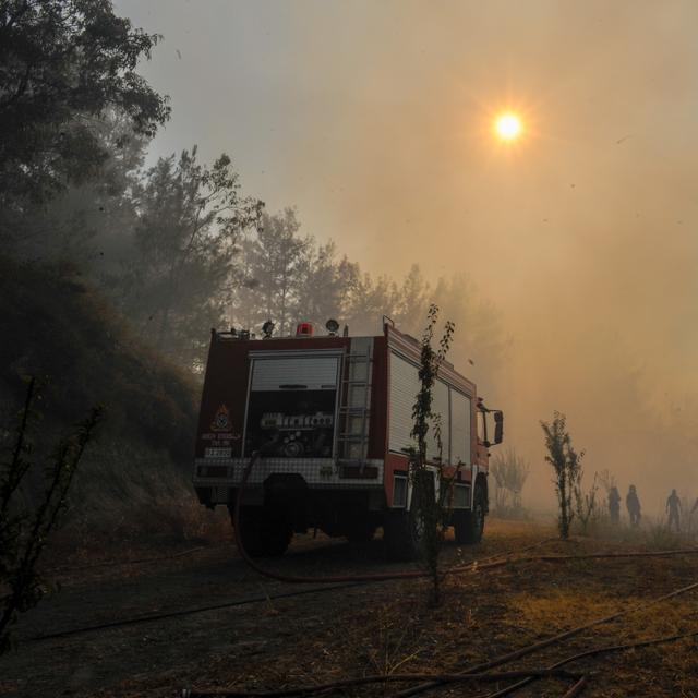 La Grèce brûle depuis plusieurs jours, les pompiers font de leur mieux pour maîtriser le feu. © thelefty, Adobe Stock