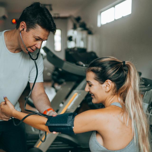 Contrôler votre tension artérielle : voici la dose idéale d’exercice hebdomadaire. © Igor Alexandre, iStock