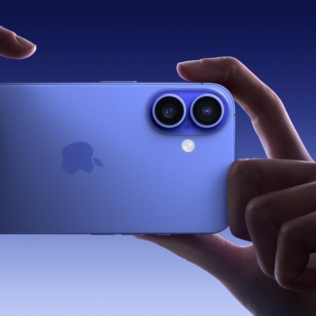 La nouvelle forme du module photo de l’iPhone 16 permet de capturer des vidéos spatiales. © Apple