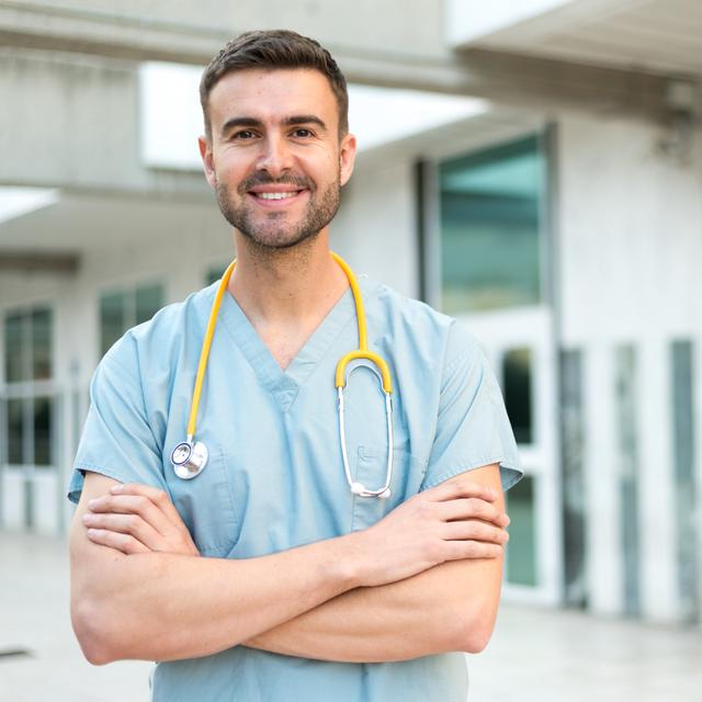 L’infirmier effectue les soins médicaux auprès des patients. Outre son aspect technique, son métier est également très lié aux rapports humains. © DavidPrado, Fotolia.