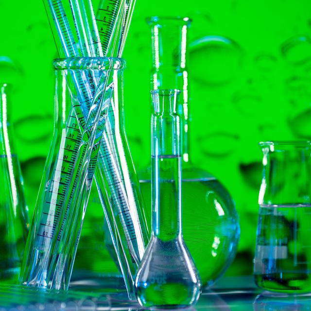 L’ingénieur en chimie verte exerce dans une logique de développement durable, en développant des solutions innovantes valorisant les agro-ressources. © Aerial Mike, Fotolia.